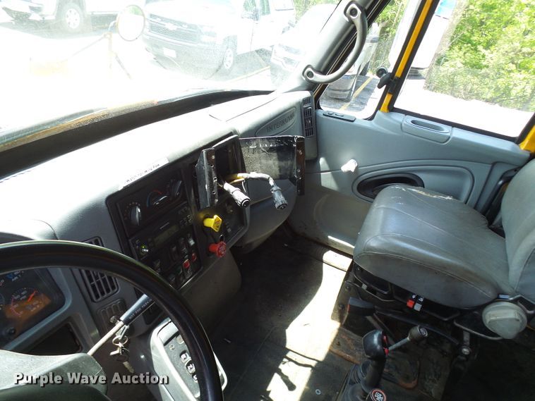 image for item DG5669 2005 International 7400  Crew Cab dump truck