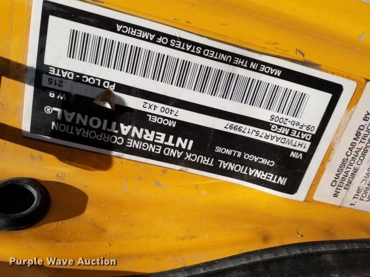 image for item DG5669 2005 International 7400  Crew Cab dump truck