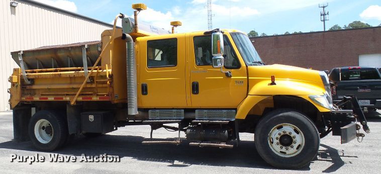 image for item DG5670 2006 International 7400  Crew Cab dump truck