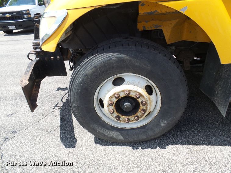 image for item DG5670 2006 International 7400  Crew Cab dump truck