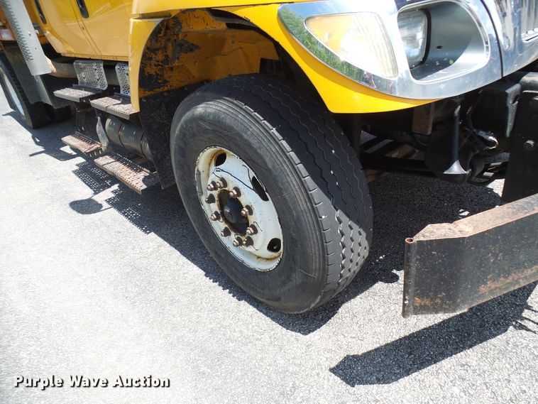 image for item DG5670 2006 International 7400  Crew Cab dump truck