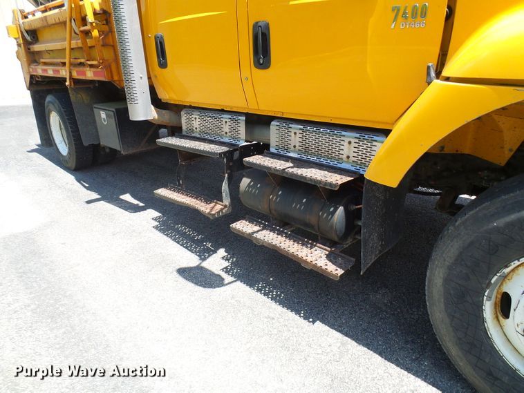 image for item DG5670 2006 International 7400  Crew Cab dump truck