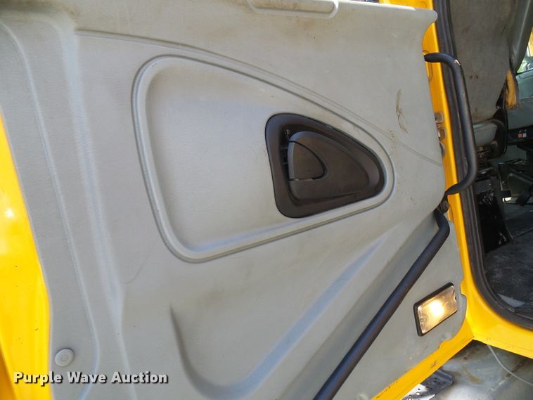 image for item DG5670 2006 International 7400  Crew Cab dump truck