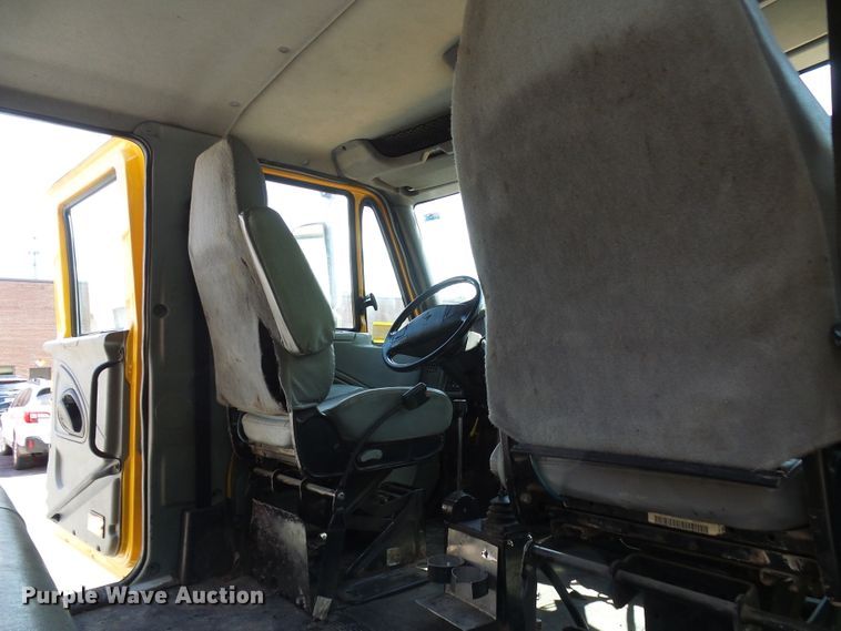 image for item DG5670 2006 International 7400  Crew Cab dump truck