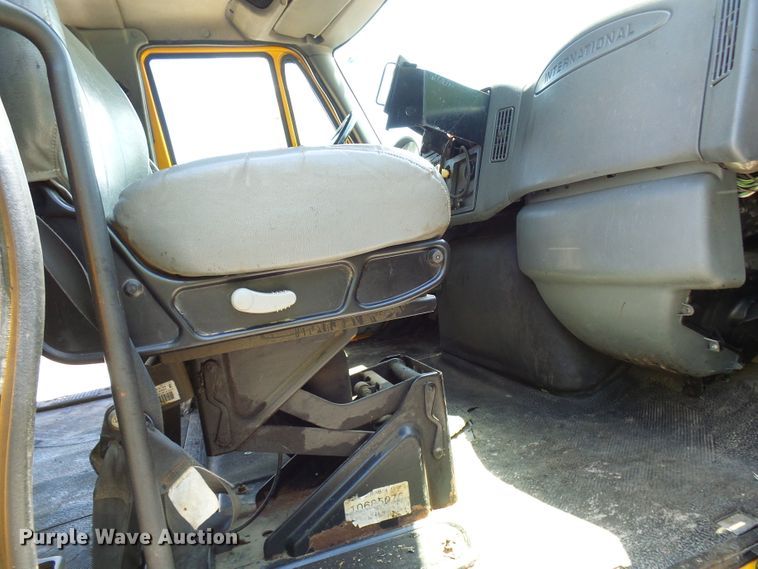 image for item DG5670 2006 International 7400  Crew Cab dump truck