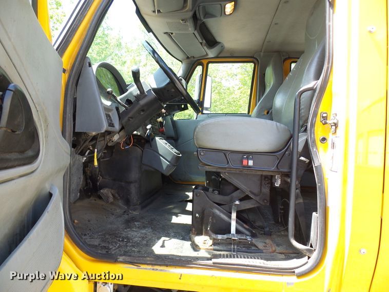 image for item DG5670 2006 International 7400  Crew Cab dump truck