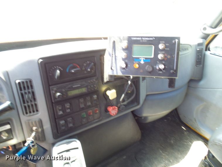 image for item DG5670 2006 International 7400  Crew Cab dump truck