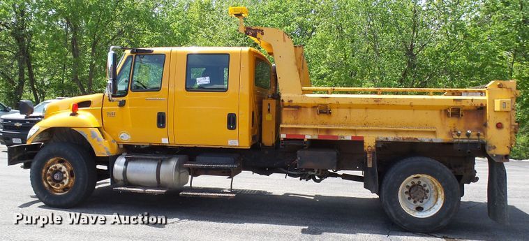 image for item DG5671 2005 International 7400  Crew Cab dump truck