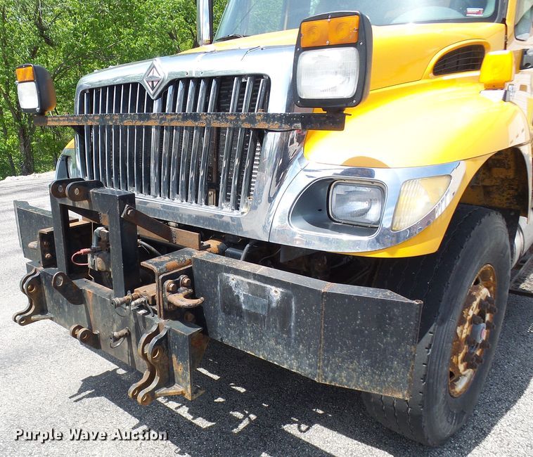 image for item DG5671 2005 International 7400  Crew Cab dump truck