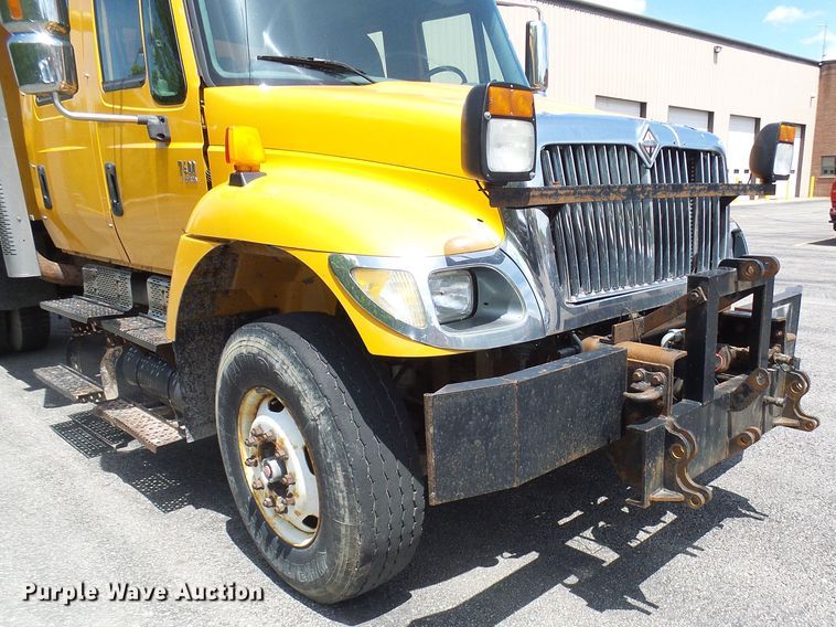 image for item DG5671 2005 International 7400  Crew Cab dump truck