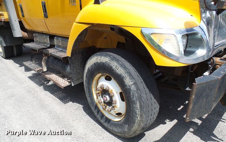 image for item DG5671 2005 International 7400  Crew Cab dump truck