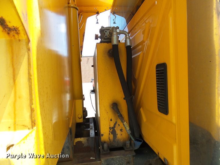 image for item DG5671 2005 International 7400  Crew Cab dump truck