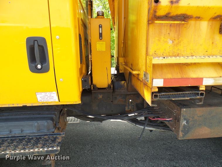 image for item DG5671 2005 International 7400  Crew Cab dump truck