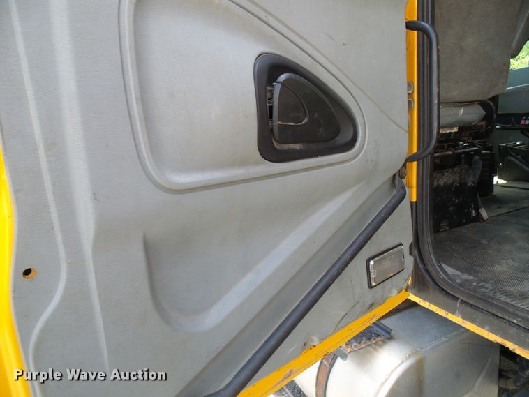 image for item DG5671 2005 International 7400  Crew Cab dump truck