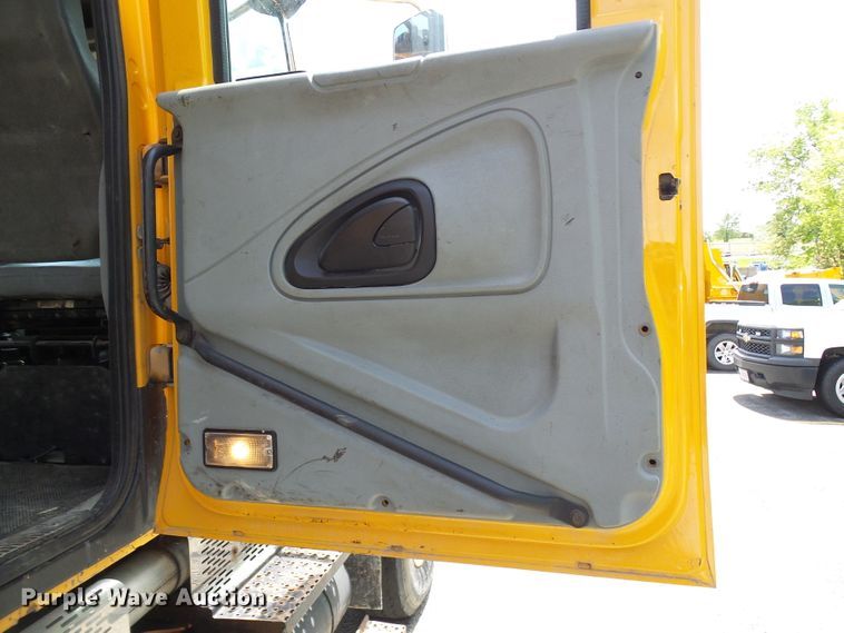 image for item DG5671 2005 International 7400  Crew Cab dump truck