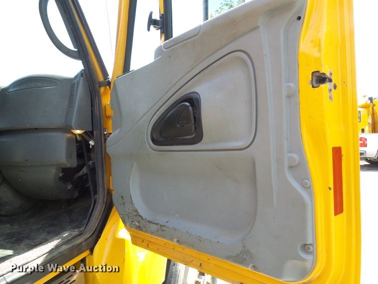 image for item DG5671 2005 International 7400  Crew Cab dump truck