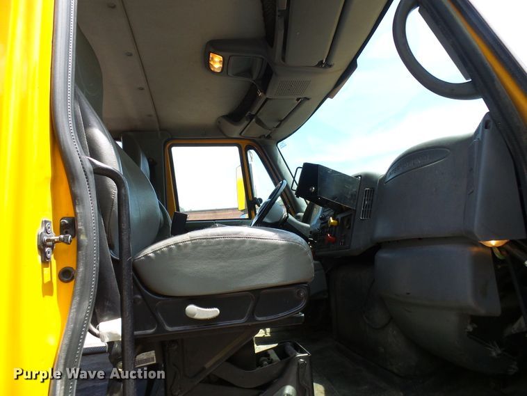 image for item DG5671 2005 International 7400  Crew Cab dump truck