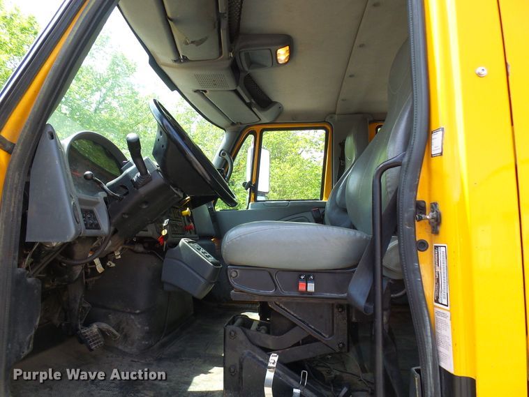 image for item DG5671 2005 International 7400  Crew Cab dump truck