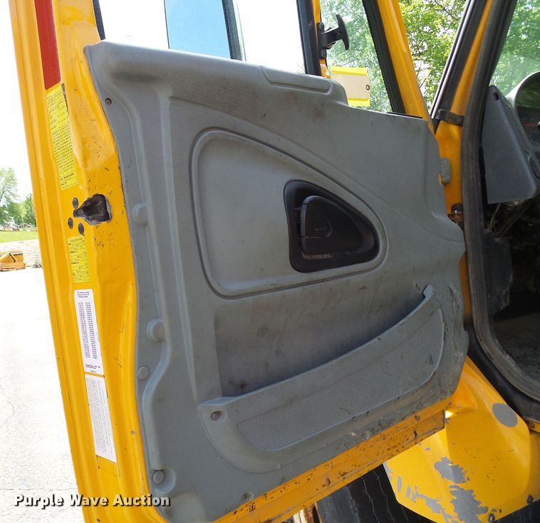 image for item DG5671 2005 International 7400  Crew Cab dump truck