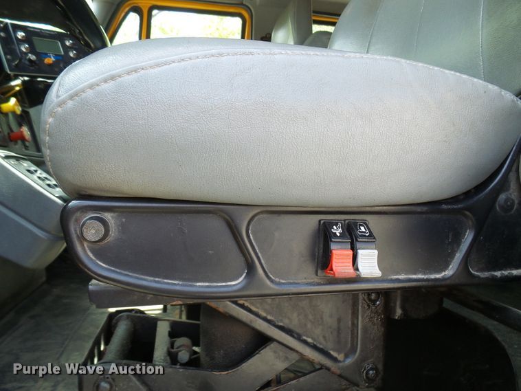 image for item DG5671 2005 International 7400  Crew Cab dump truck