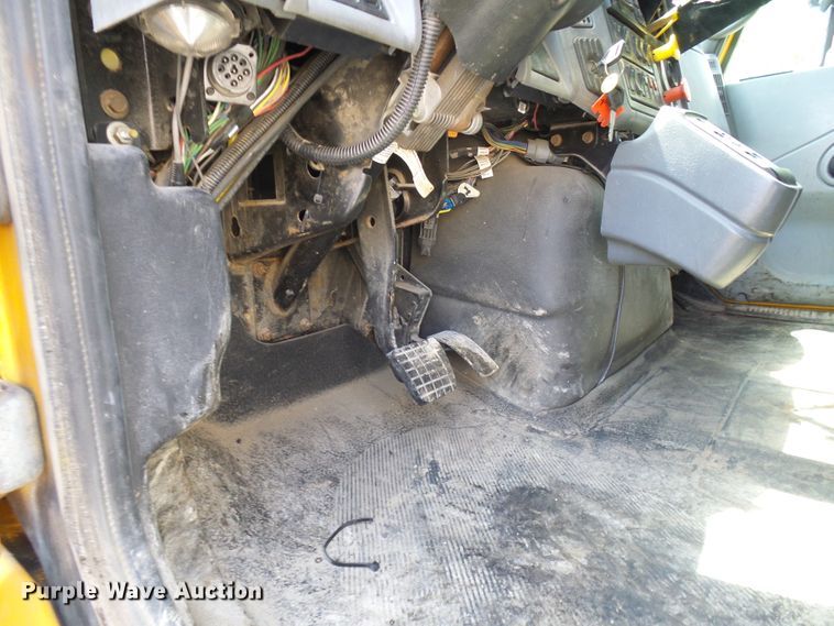 image for item DG5671 2005 International 7400  Crew Cab dump truck