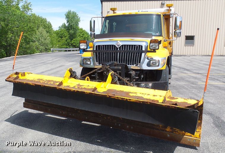 image for item DG5672 2005 International 7400  Crew Cab dump truck