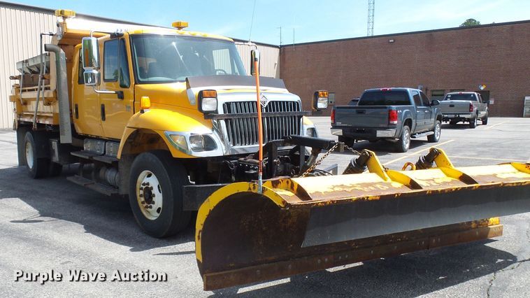 image for item DG5672 2005 International 7400  Crew Cab dump truck