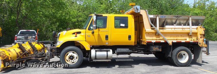 image for item DG5672 2005 International 7400  Crew Cab dump truck