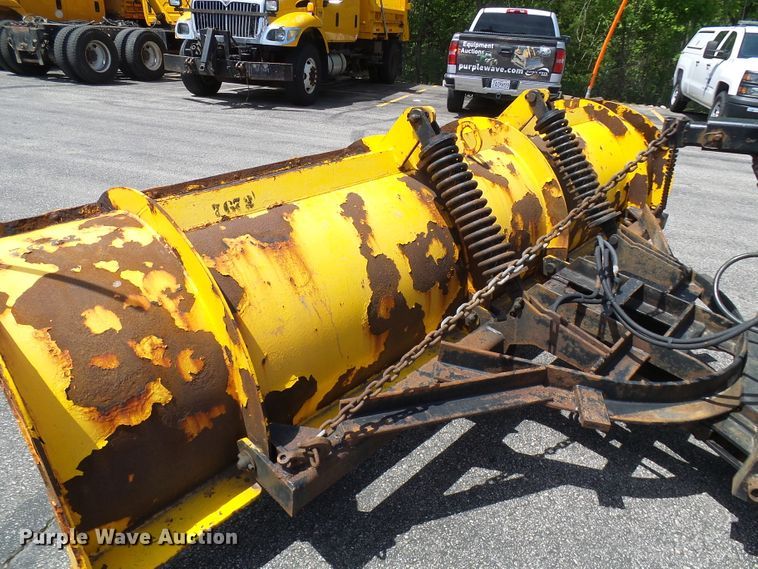 image for item DG5672 2005 International 7400  Crew Cab dump truck