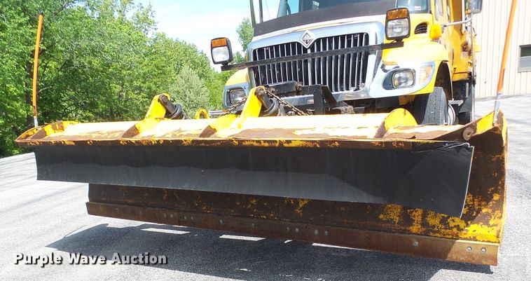 image for item DG5672 2005 International 7400  Crew Cab dump truck