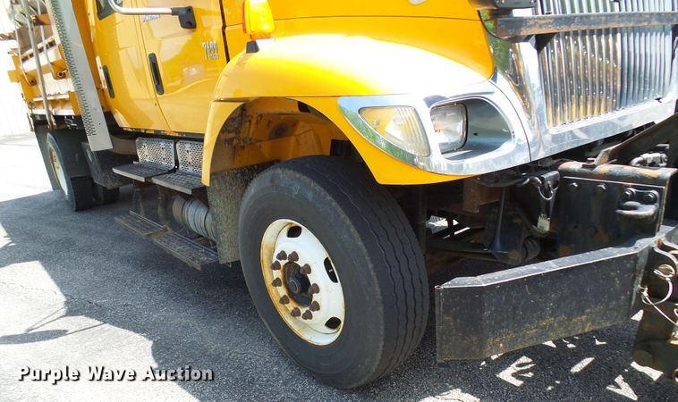 image for item DG5672 2005 International 7400  Crew Cab dump truck