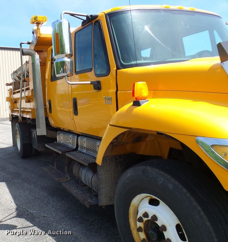 image for item DG5672 2005 International 7400  Crew Cab dump truck