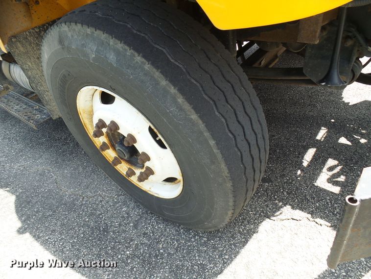 image for item DG5672 2005 International 7400  Crew Cab dump truck