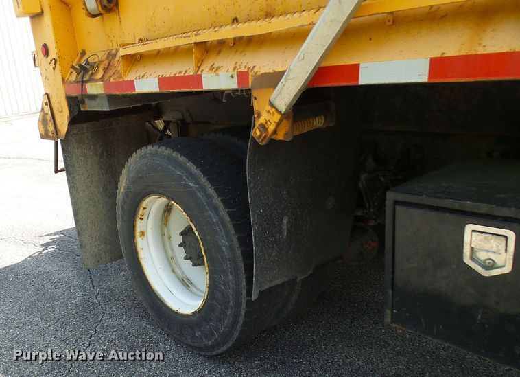 image for item DG5672 2005 International 7400  Crew Cab dump truck