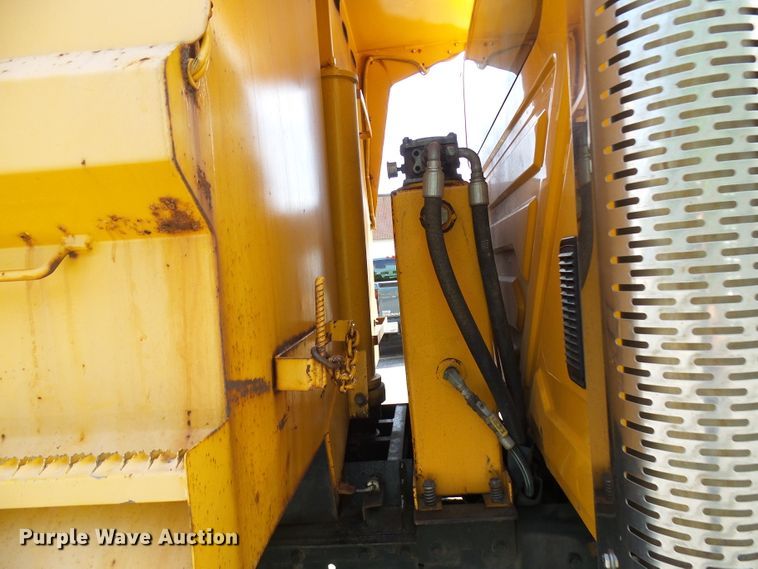 image for item DG5672 2005 International 7400  Crew Cab dump truck