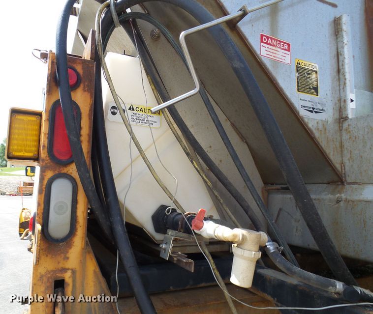 image for item DG5672 2005 International 7400  Crew Cab dump truck