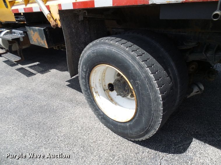 image for item DG5672 2005 International 7400  Crew Cab dump truck