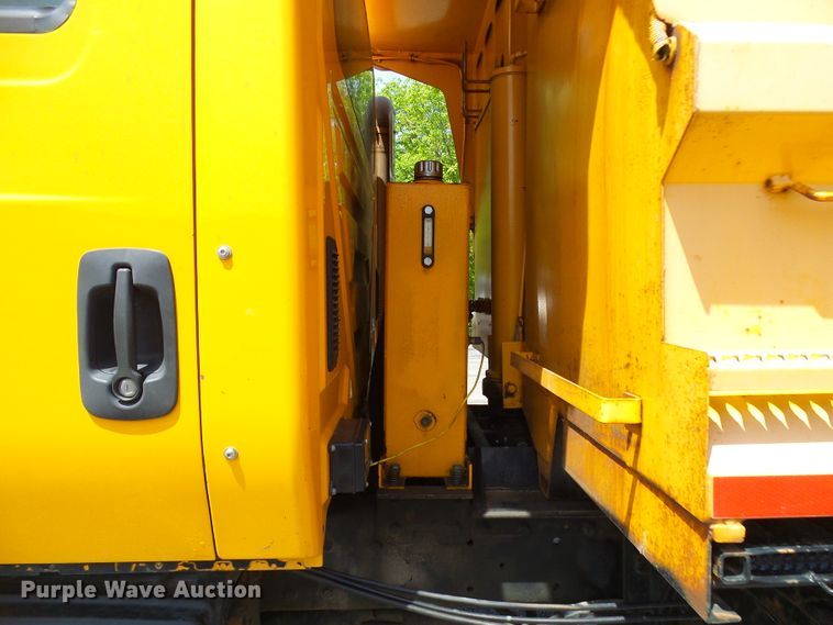 image for item DG5672 2005 International 7400  Crew Cab dump truck