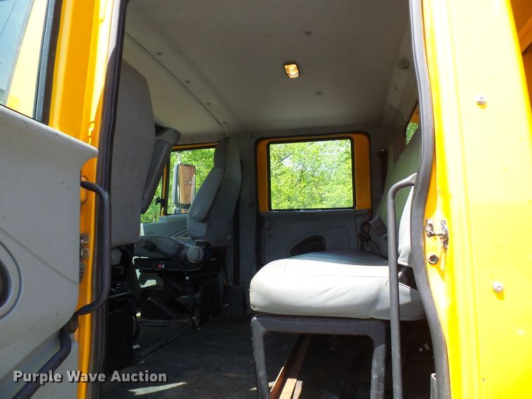 image for item DG5672 2005 International 7400  Crew Cab dump truck