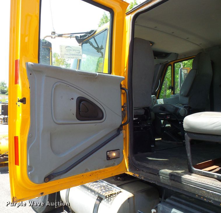 image for item DG5672 2005 International 7400  Crew Cab dump truck