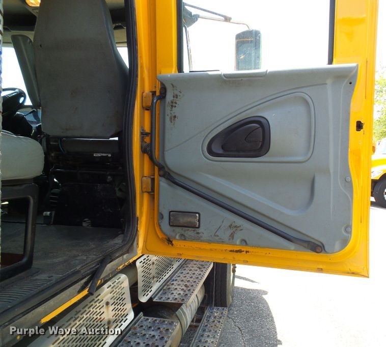 image for item DG5672 2005 International 7400  Crew Cab dump truck