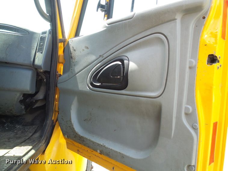 image for item DG5672 2005 International 7400  Crew Cab dump truck