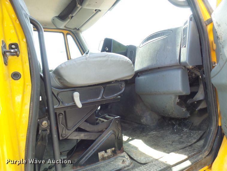 image for item DG5672 2005 International 7400  Crew Cab dump truck