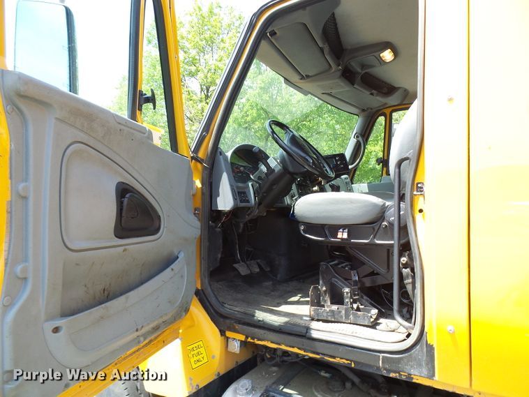 image for item DG5672 2005 International 7400  Crew Cab dump truck