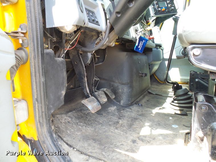 image for item DG5672 2005 International 7400  Crew Cab dump truck