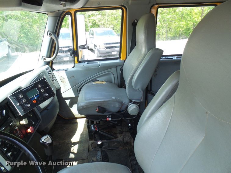 image for item DG5672 2005 International 7400  Crew Cab dump truck