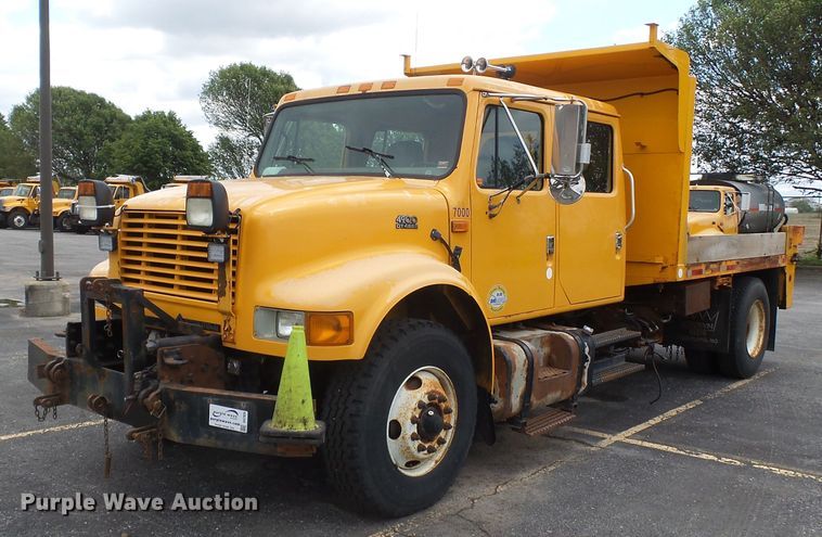 image for item DH7926 2002 International 4900 Crew Cab flatbed truck