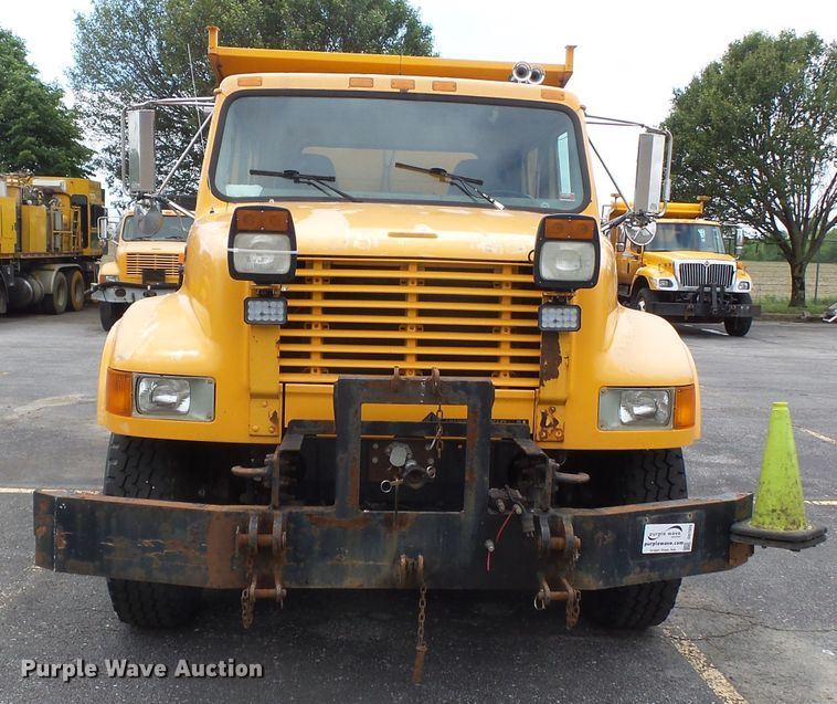 image for item DH7926 2002 International 4900 Crew Cab flatbed truck