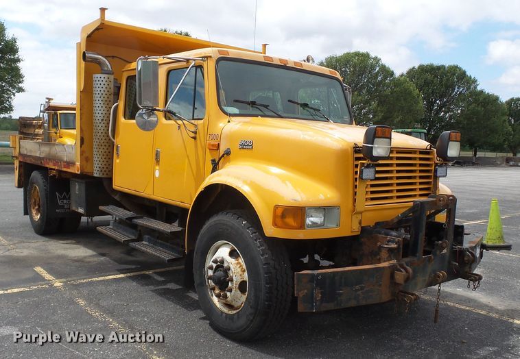 image for item DH7926 2002 International 4900 Crew Cab flatbed truck