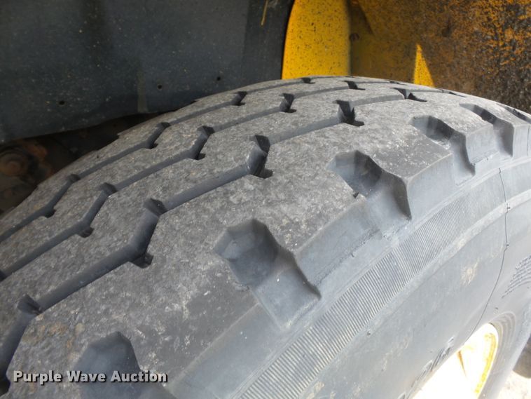 image for item DH7926 2002 International 4900 Crew Cab flatbed truck